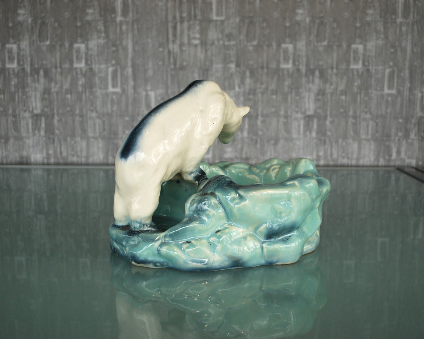 Pre order Art Deco Ditmar Urbach ijsbeerschaal, Tsjechoslowaaks keramisch beeld uit de jaren 30