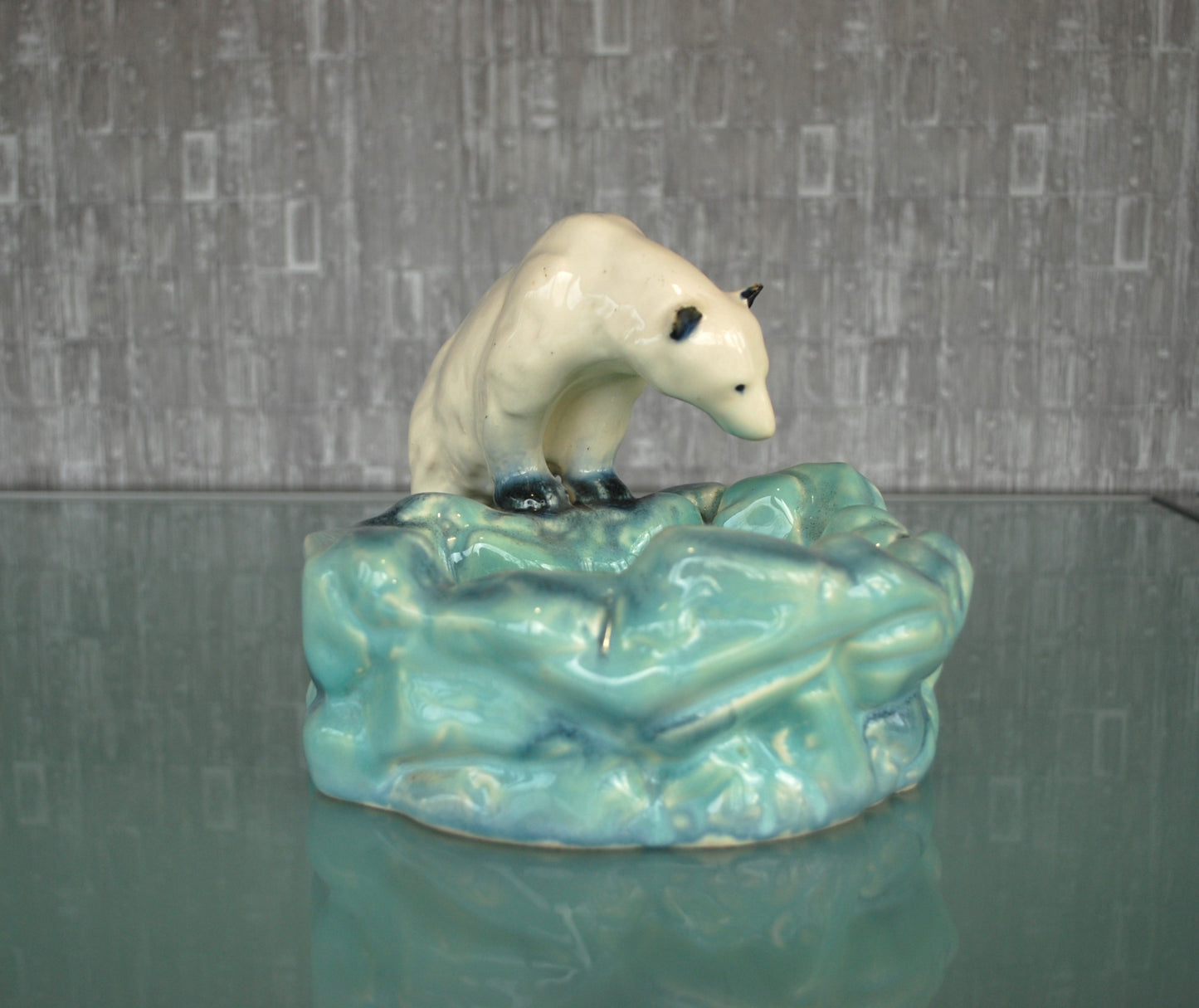 Pre order Art Deco Ditmar Urbach ijsbeerschaal, Tsjechoslowaaks keramisch beeld uit de jaren 30