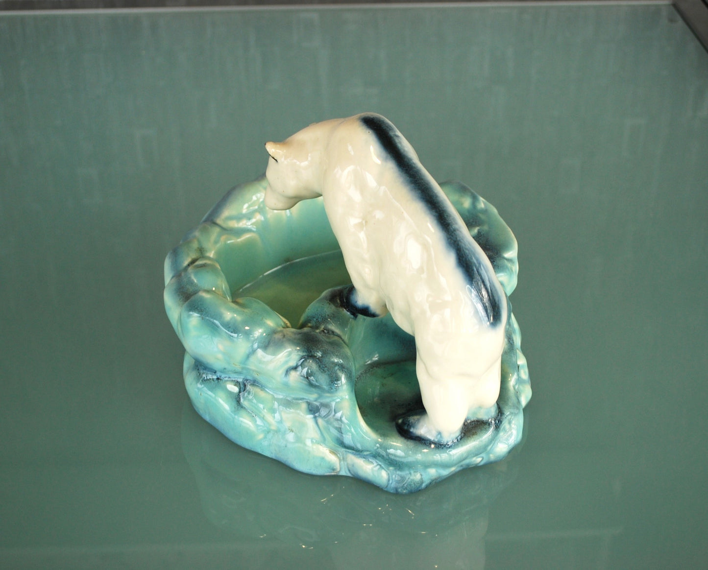 Pre order Art Deco Ditmar Urbach ijsbeerschaal, Tsjechoslowaaks keramisch beeld uit de jaren 30