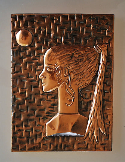 Pop Art Retro Wandplaat stilistisch reliëf van een jonge vrouw