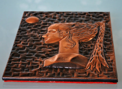 Pop Art Retro Wandplaat stilistisch reliëf van een jonge vrouw