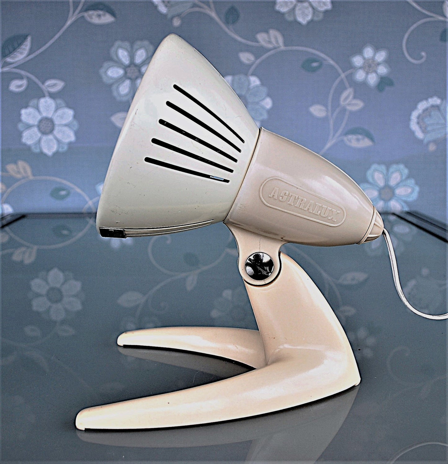 Feel Good Lamp! 1960s/70s White Bakelite