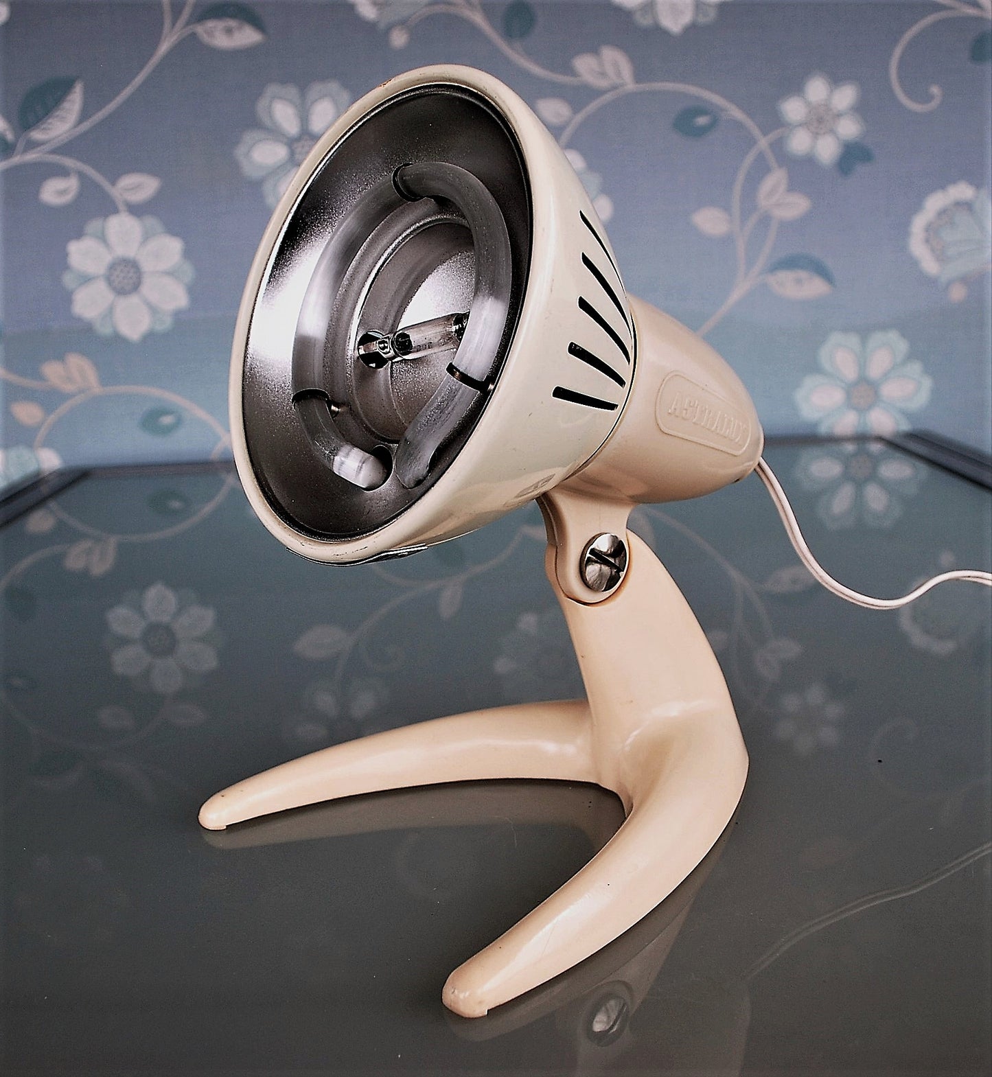 Feel Good Lamp! 1960s/70s White Bakelite