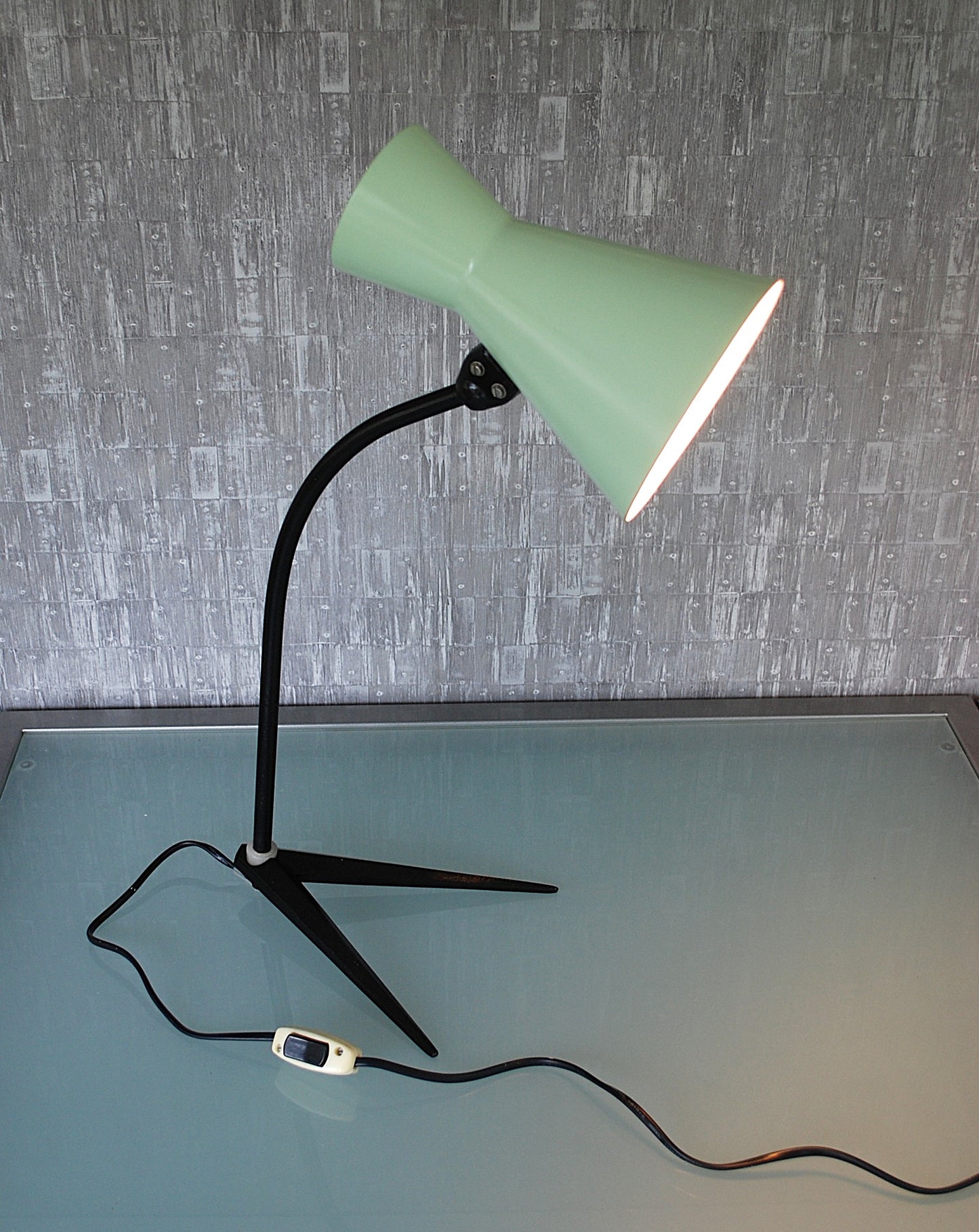 Tafellamp 1965 met Schitterend V of Kraaienpoot voet