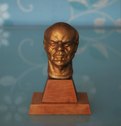 Lenin Buste op een blank houten sokkel