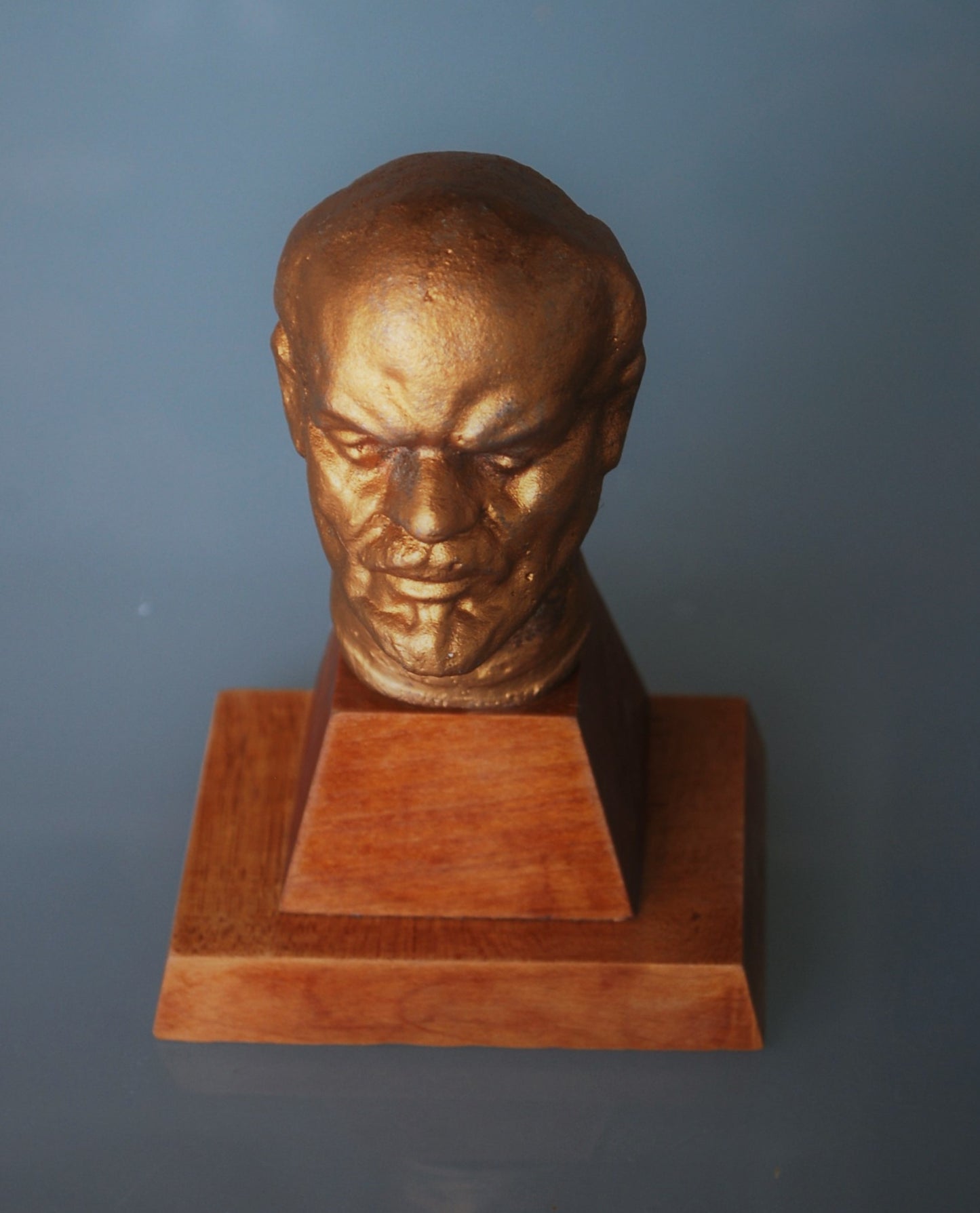 Lenin Buste op een blank houten sokkel