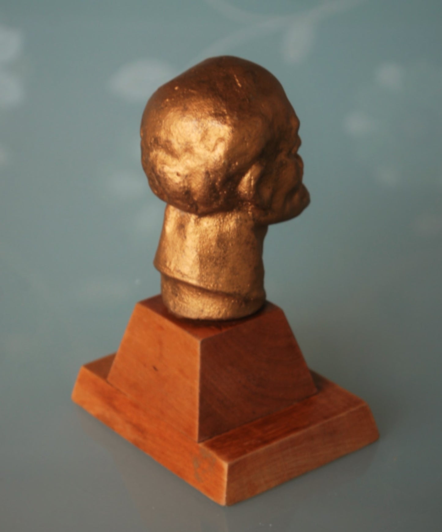 Lenin Buste op een blank houten sokkel