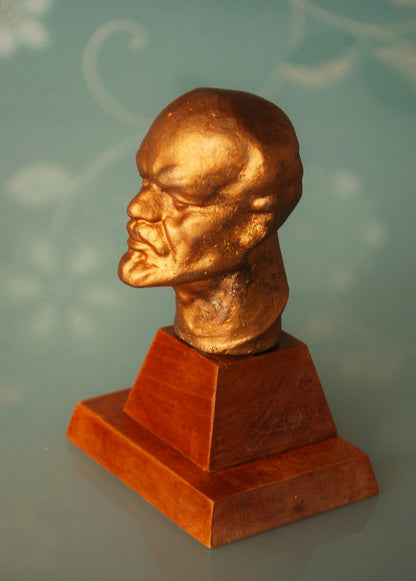Lenin Buste op een blank houten sokkel