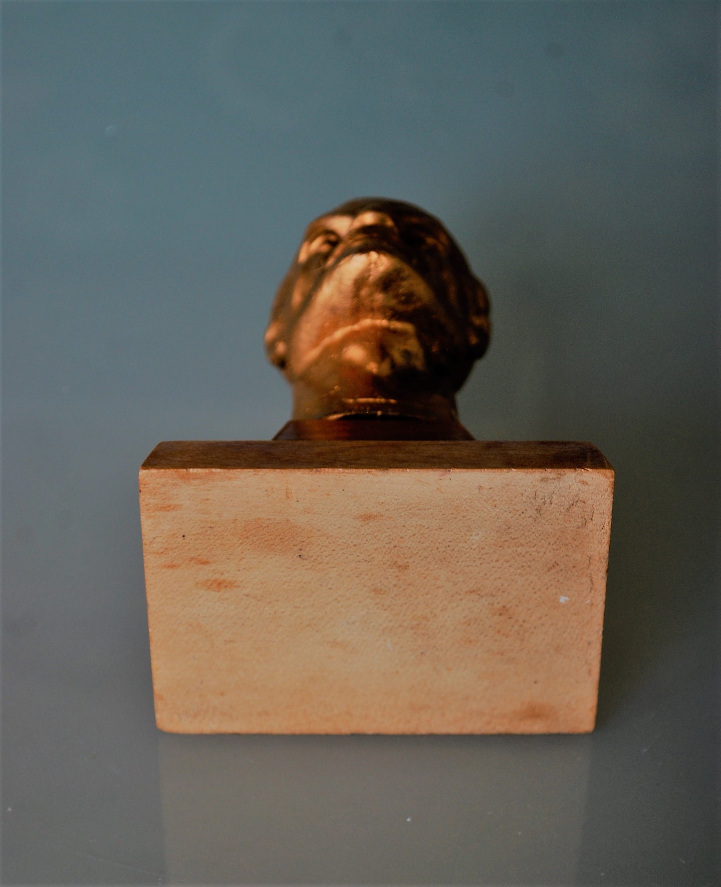 Lenin Buste op een blank houten sokkel