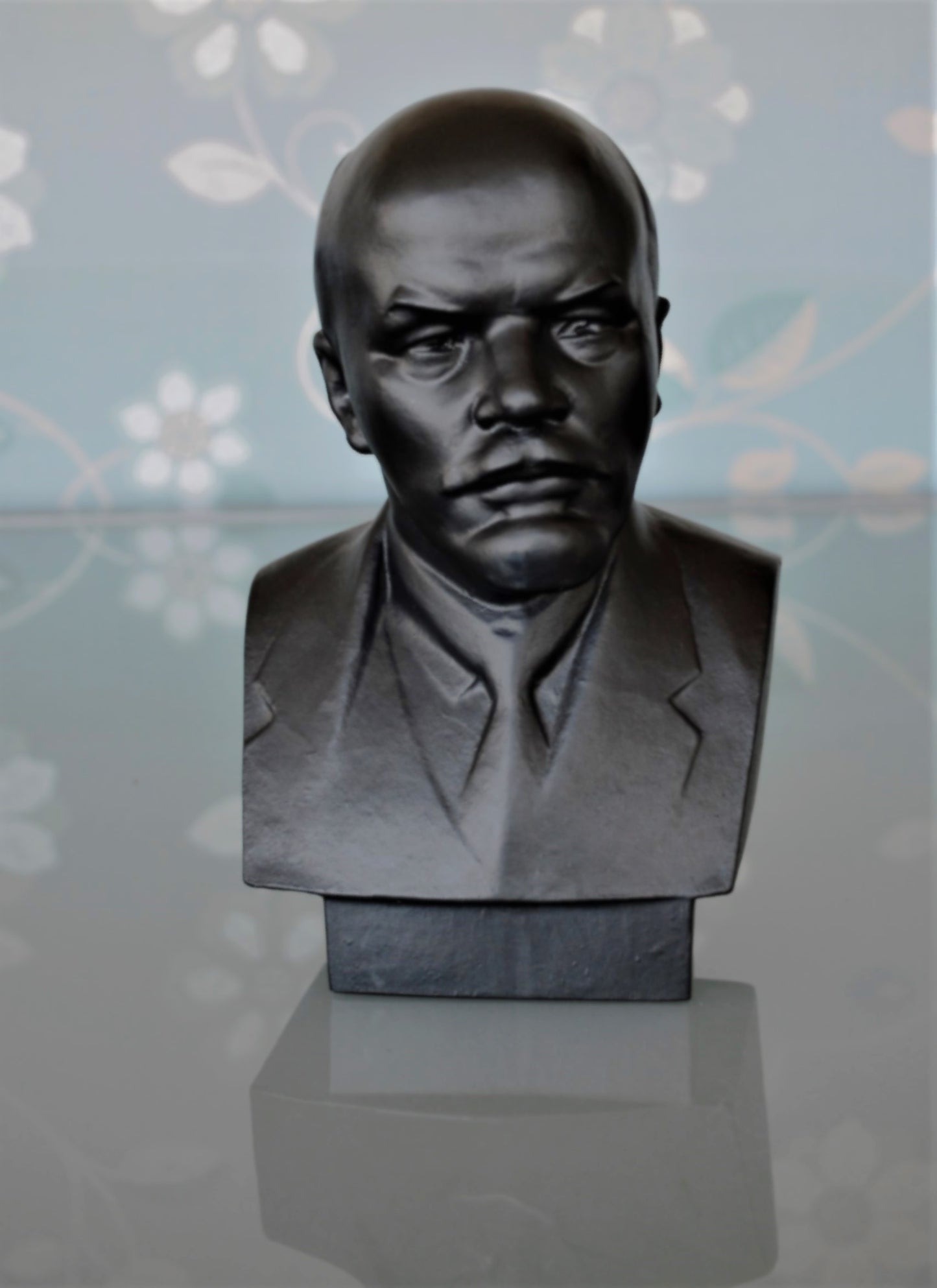 Lenin Buste Gesigneerd en met nummer