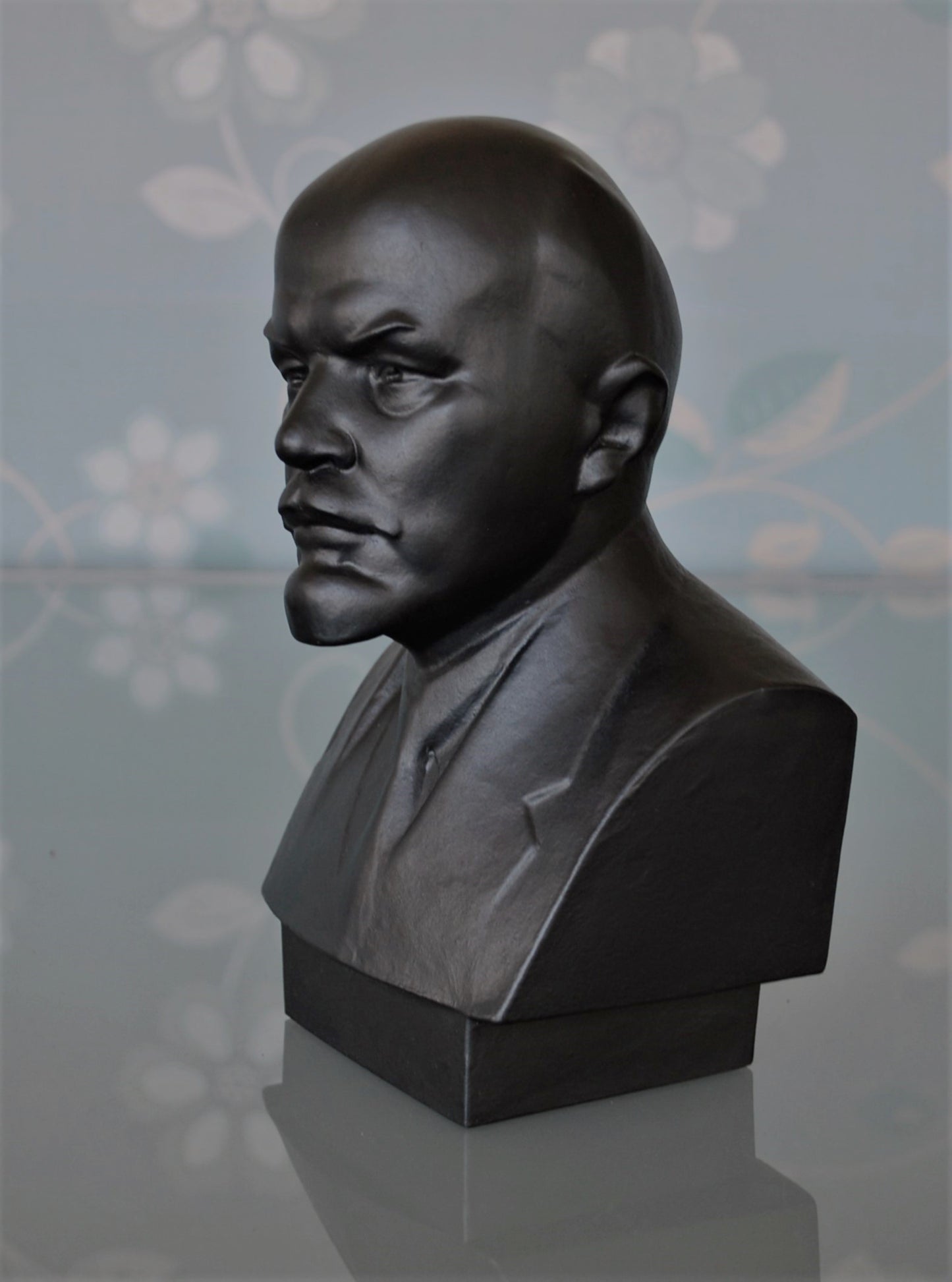 Lenin Buste Gesigneerd en met nummer