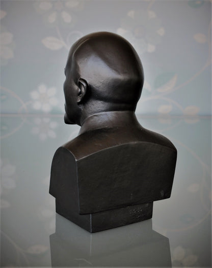 Lenin Buste Gesigneerd en met nummer