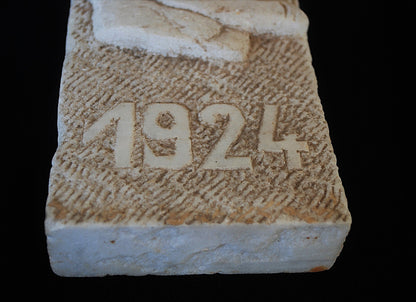 Lenin 1870-1924 Gehakt uit één stuk marmer