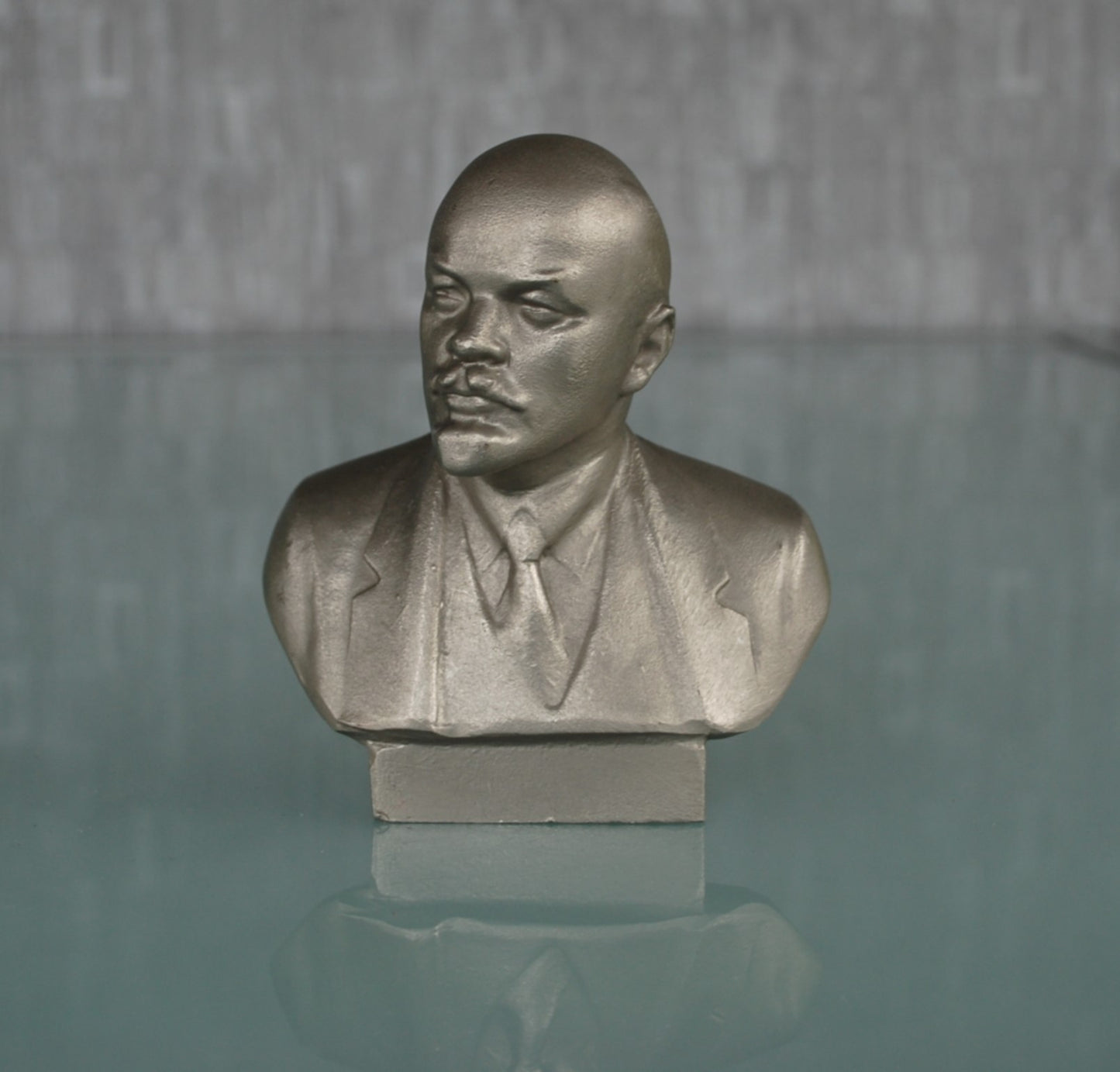 Pre order Lenin buste origineel met Kunstenaars naam en jaartal