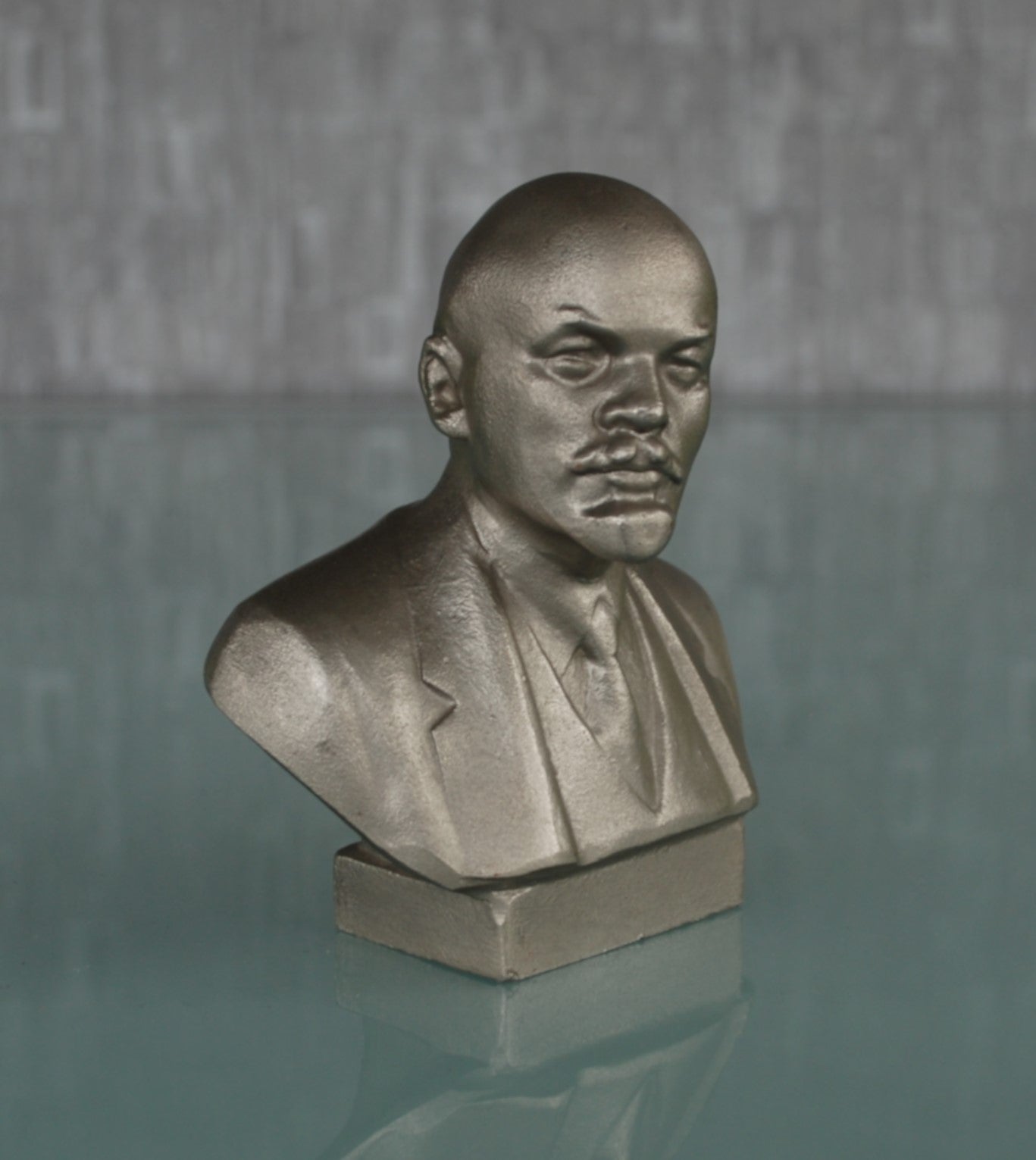 Pre order Lenin buste origineel met Kunstenaars naam en jaartal