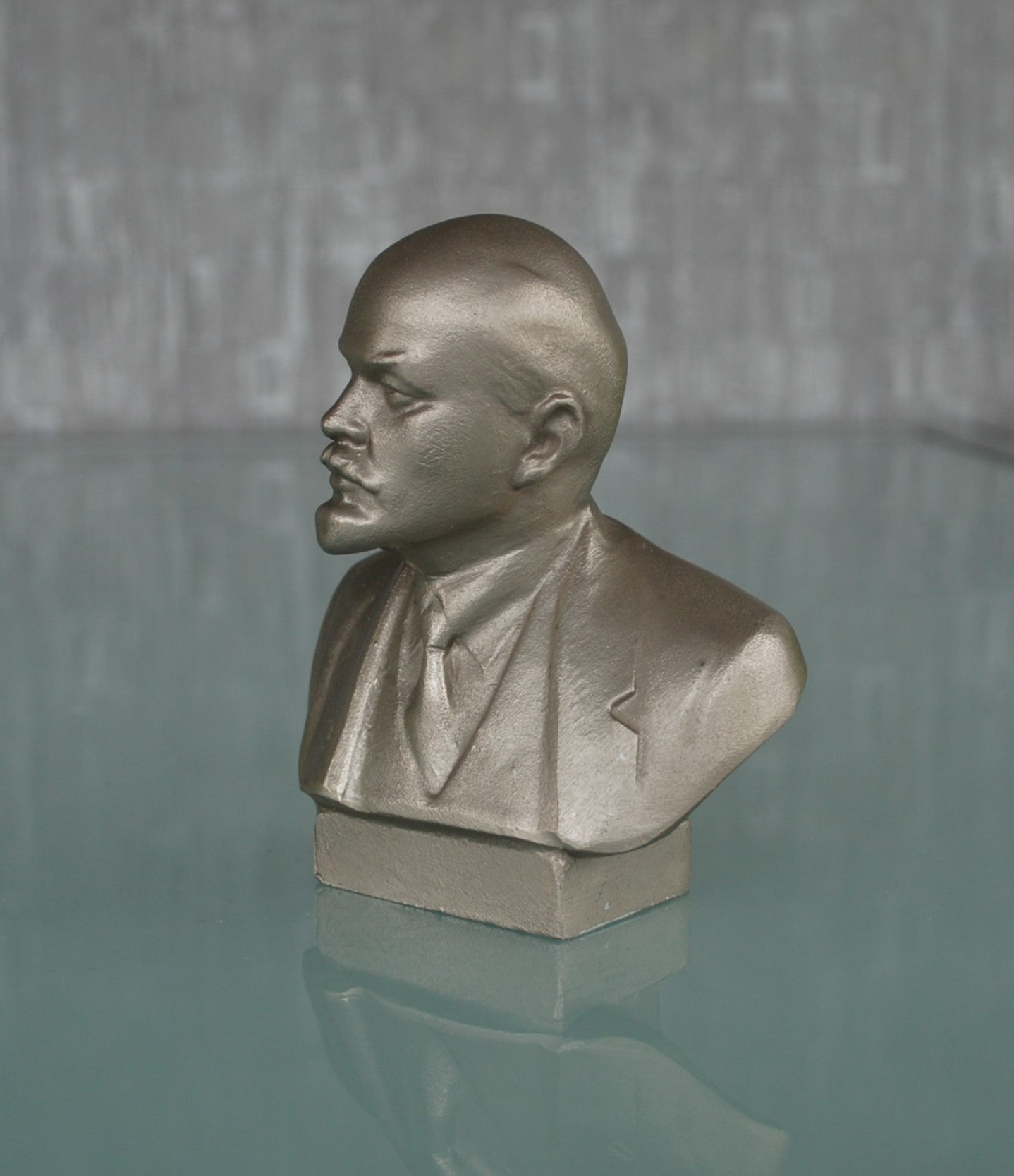 Pre order Lenin buste origineel met Kunstenaars naam en jaartal