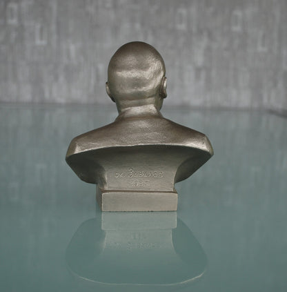 Pre order Lenin buste origineel met Kunstenaars naam en jaartal