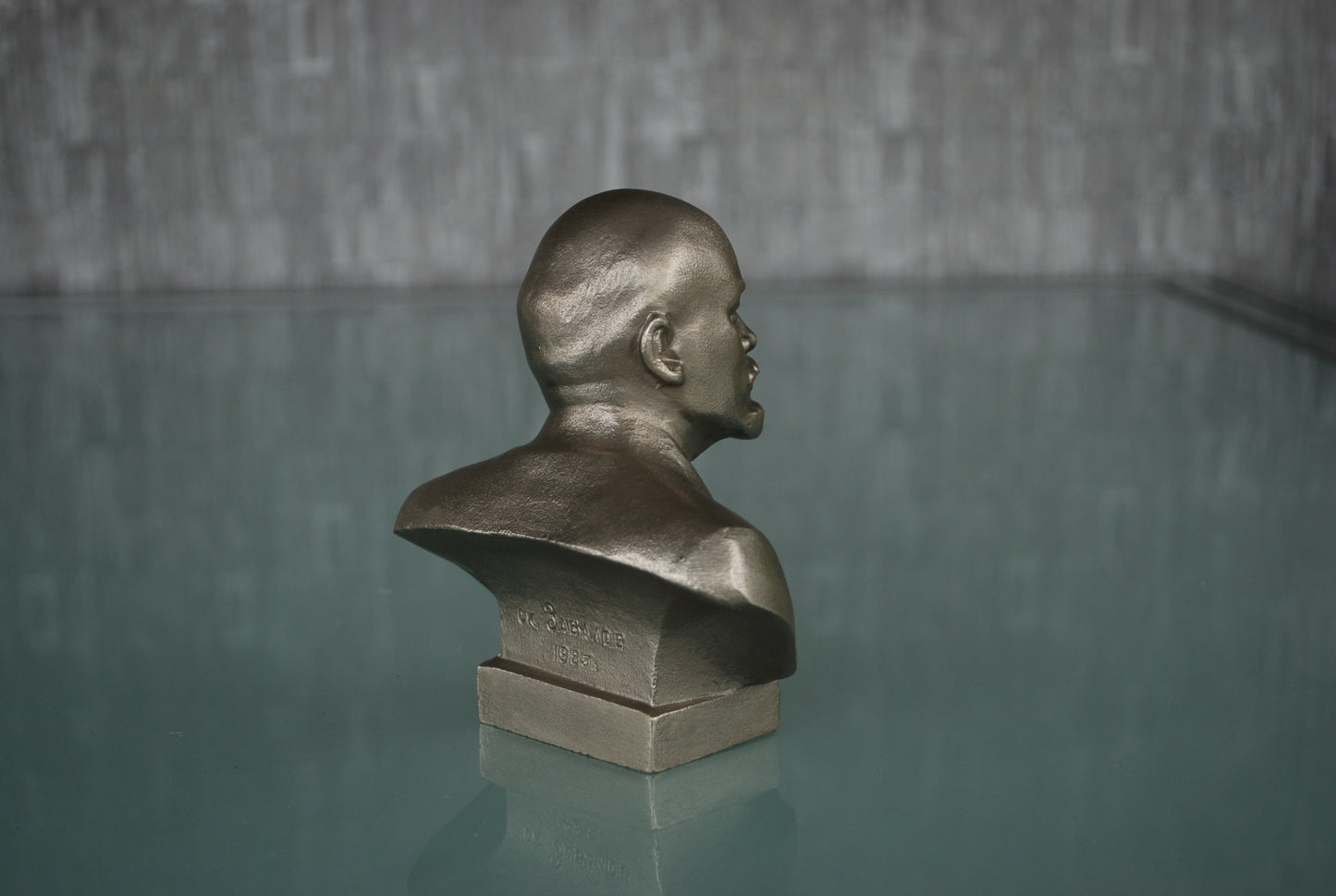 Pre order Lenin buste origineel met Kunstenaars naam en jaartal