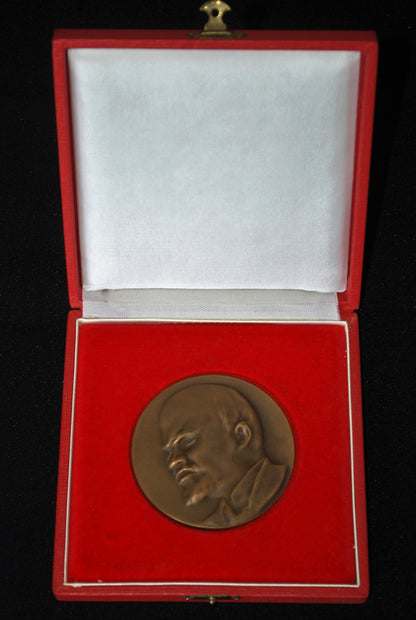 Lenin 40 jaar bij "De Communistische Partij "