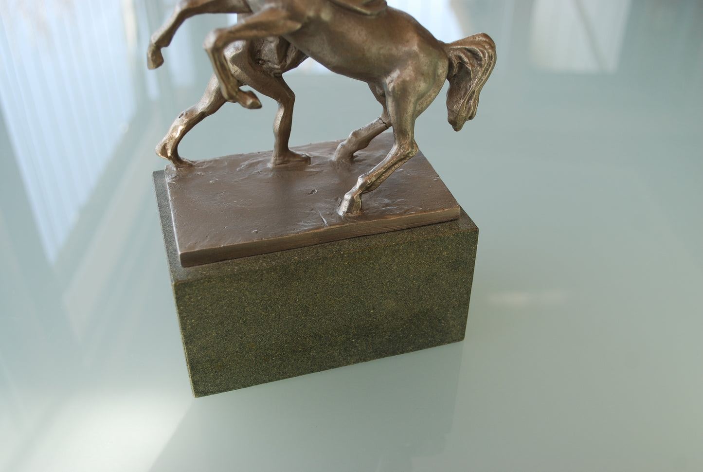 Man met paard op sokkel De Paardentemmers