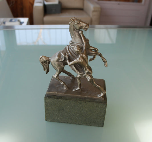 Man met paard op sokkel De Paardentemmers