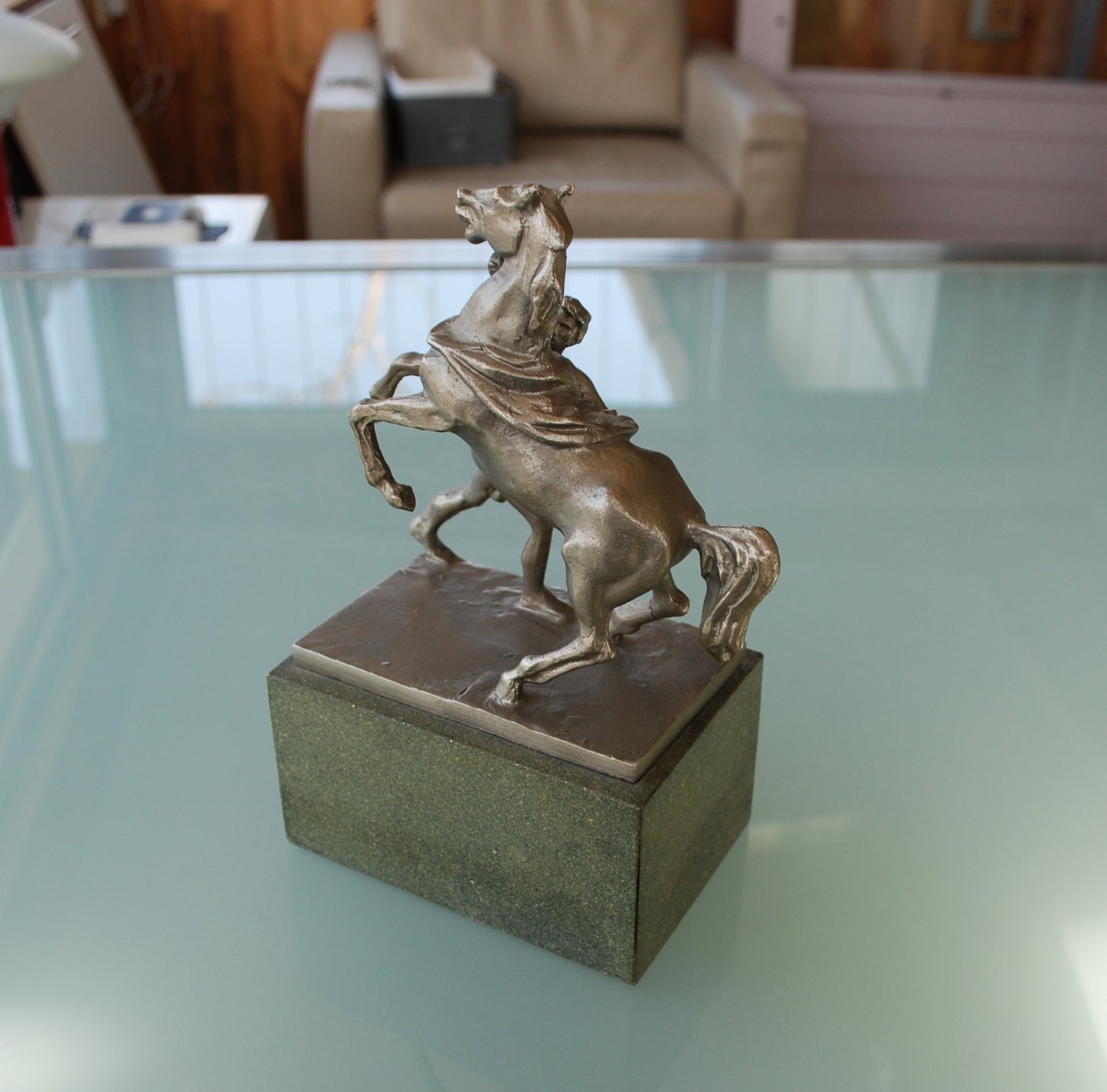 Man met paard op sokkel De Paardentemmers