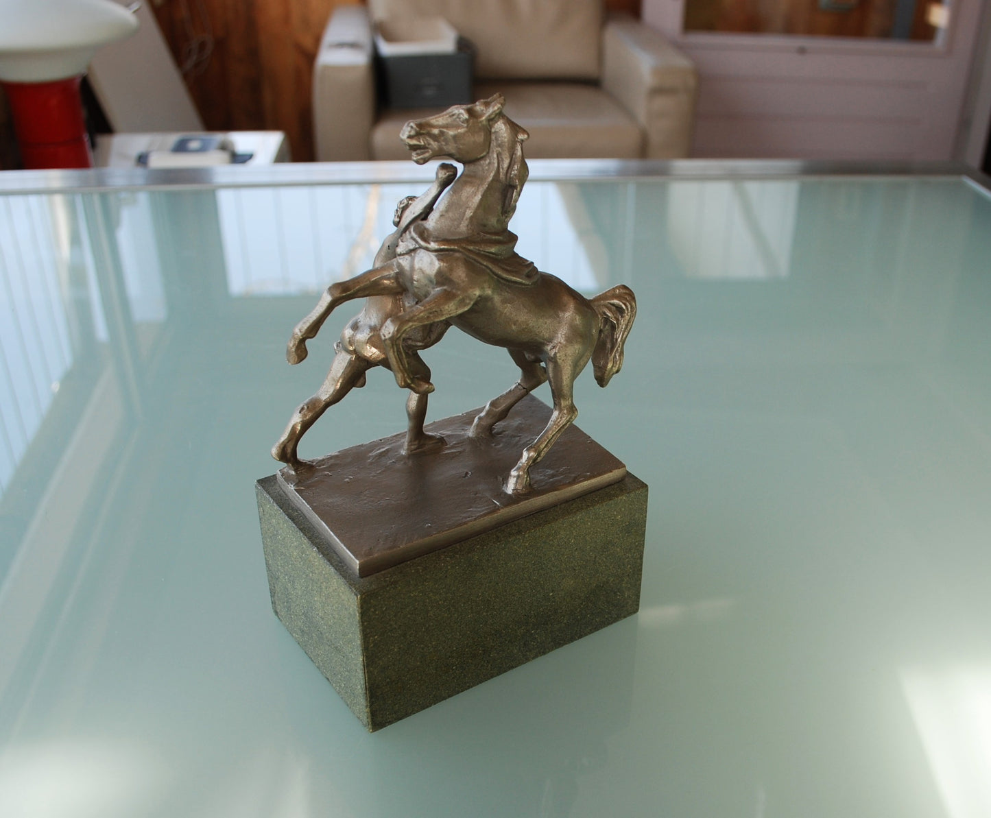 Man met paard op sokkel De Paardentemmers