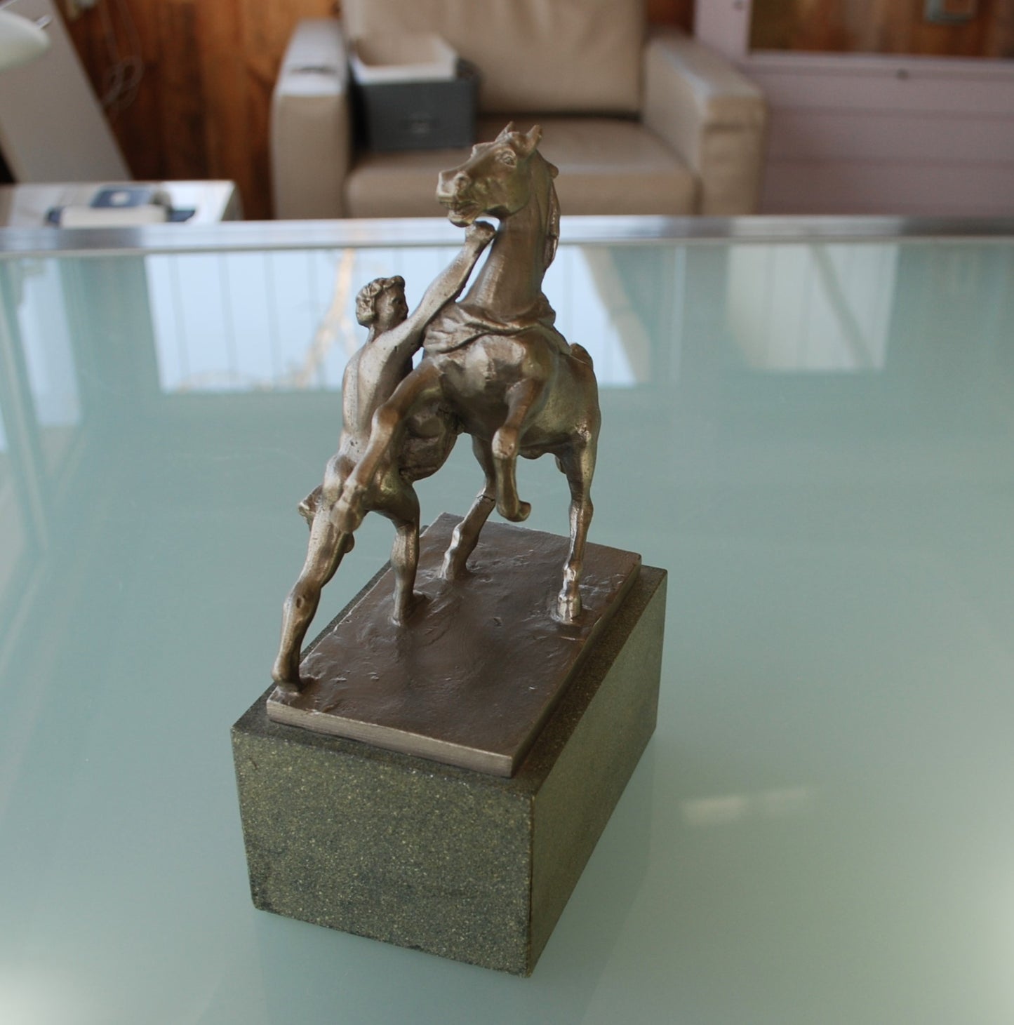 Man met paard op sokkel De Paardentemmers