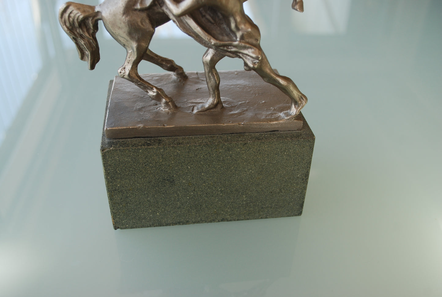 Man met paard op sokkel De Paardentemmers