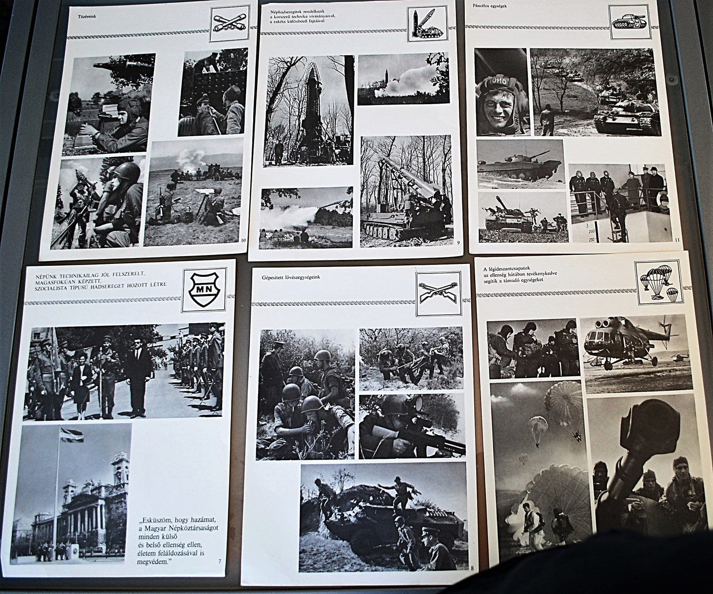 Poster map leger Socialistische Hongarije  32 stuks in map 1973