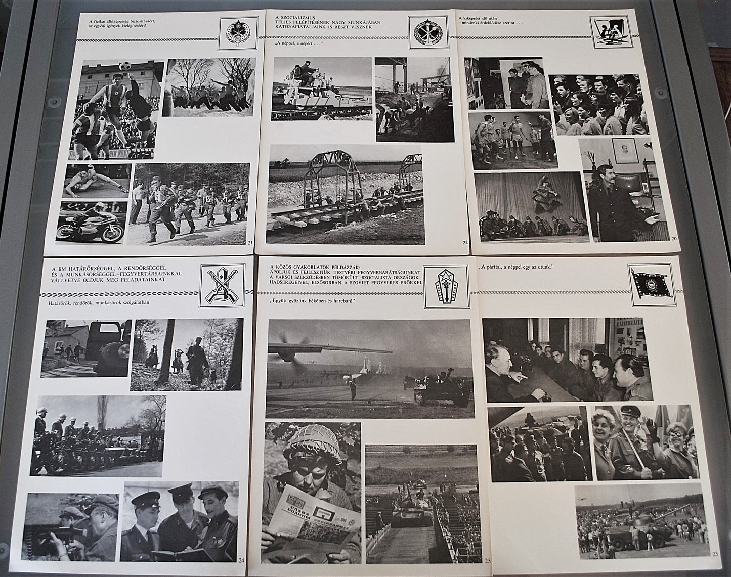 Poster map leger Socialistische Hongarije  32 stuks in map 1973