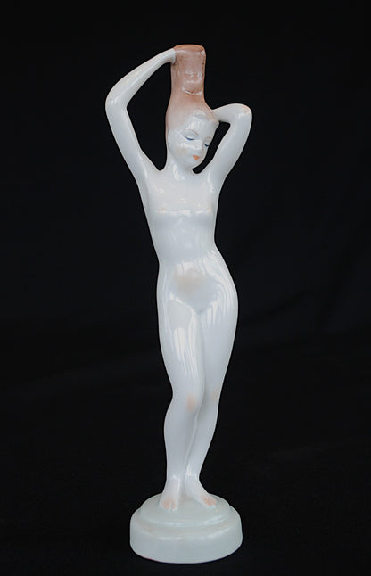 Naakt Vrouw staand met handen in het haar haren. Beeld