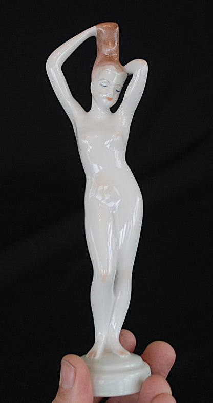 Naakt Vrouw staand met handen in het haar haren. Beeld