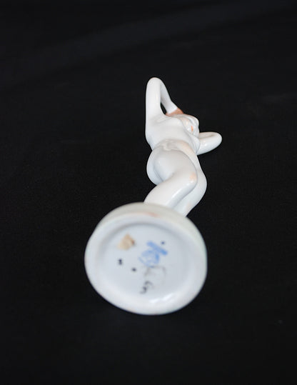 Naakt Vrouw staand met handen in het haar haren. Beeld