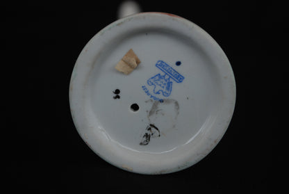 Naakt Vrouw staand met handen in het haar haren. Beeld