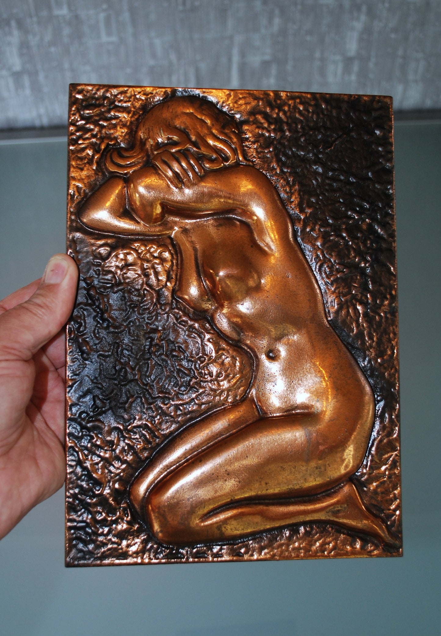 Vrouw, naakt met hoofd in de armen.