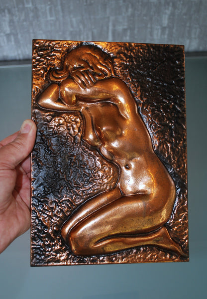 Vrouw, naakt met hoofd in de armen.