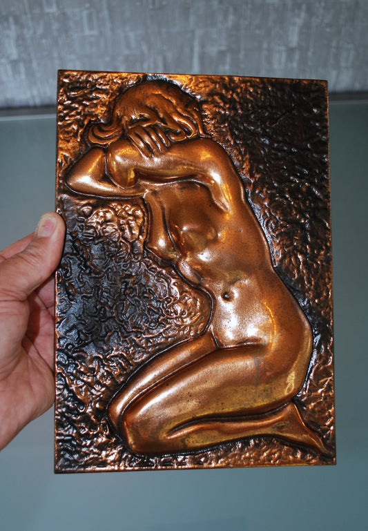 Vrouw, naakt met hoofd in de armen.