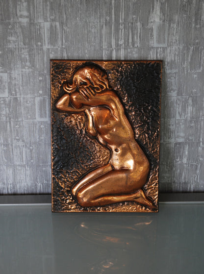 Vrouw, naakt met hoofd in de armen.