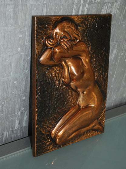 Vrouw, naakt met hoofd in de armen.