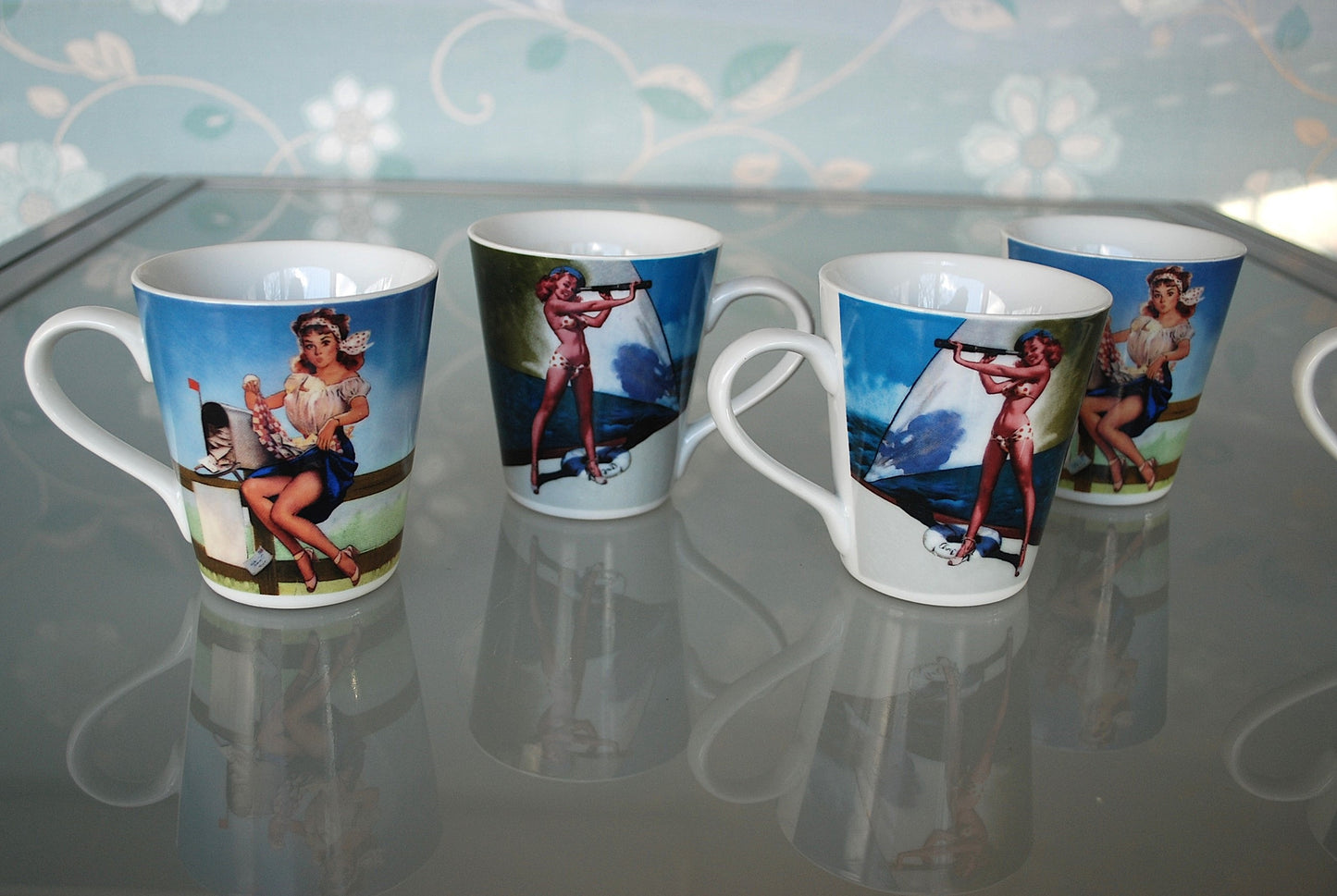 Pin up Koffie bekers van L. Drake & Zn.