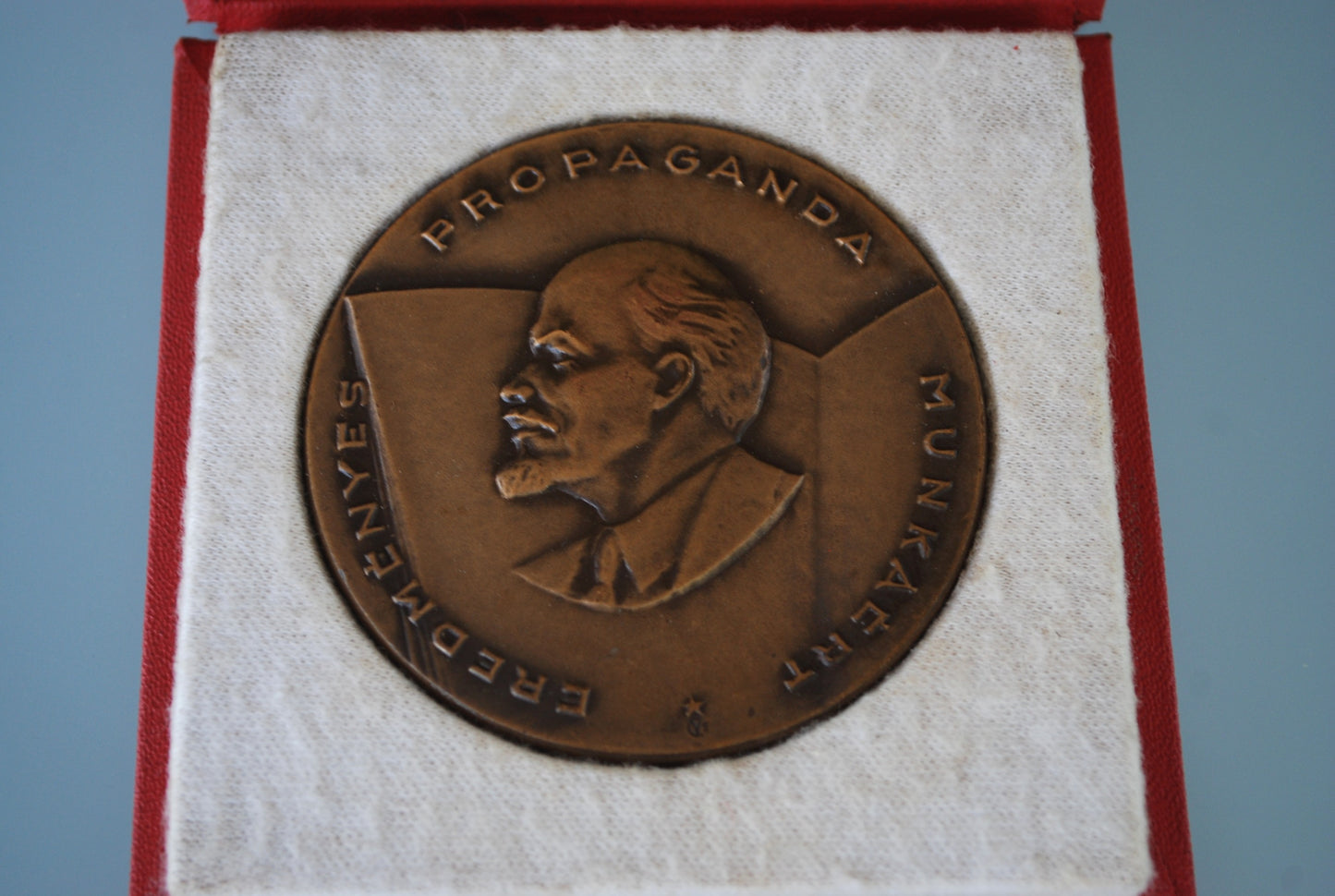 Lenin Voor goede propaganda werk. Geschonken door De Communistische Partij *