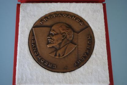 Lenin Voor goede propaganda werk. Geschonken door De Communistische Partij *
