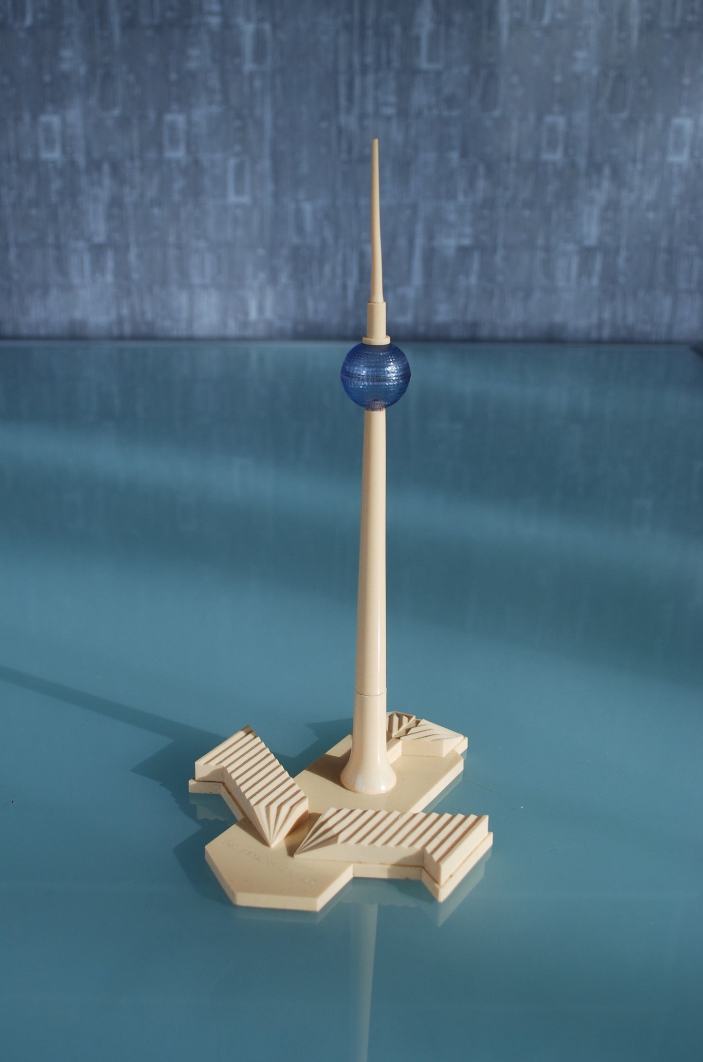 Vintage Zendtoren DDR Berlijn Penhouder