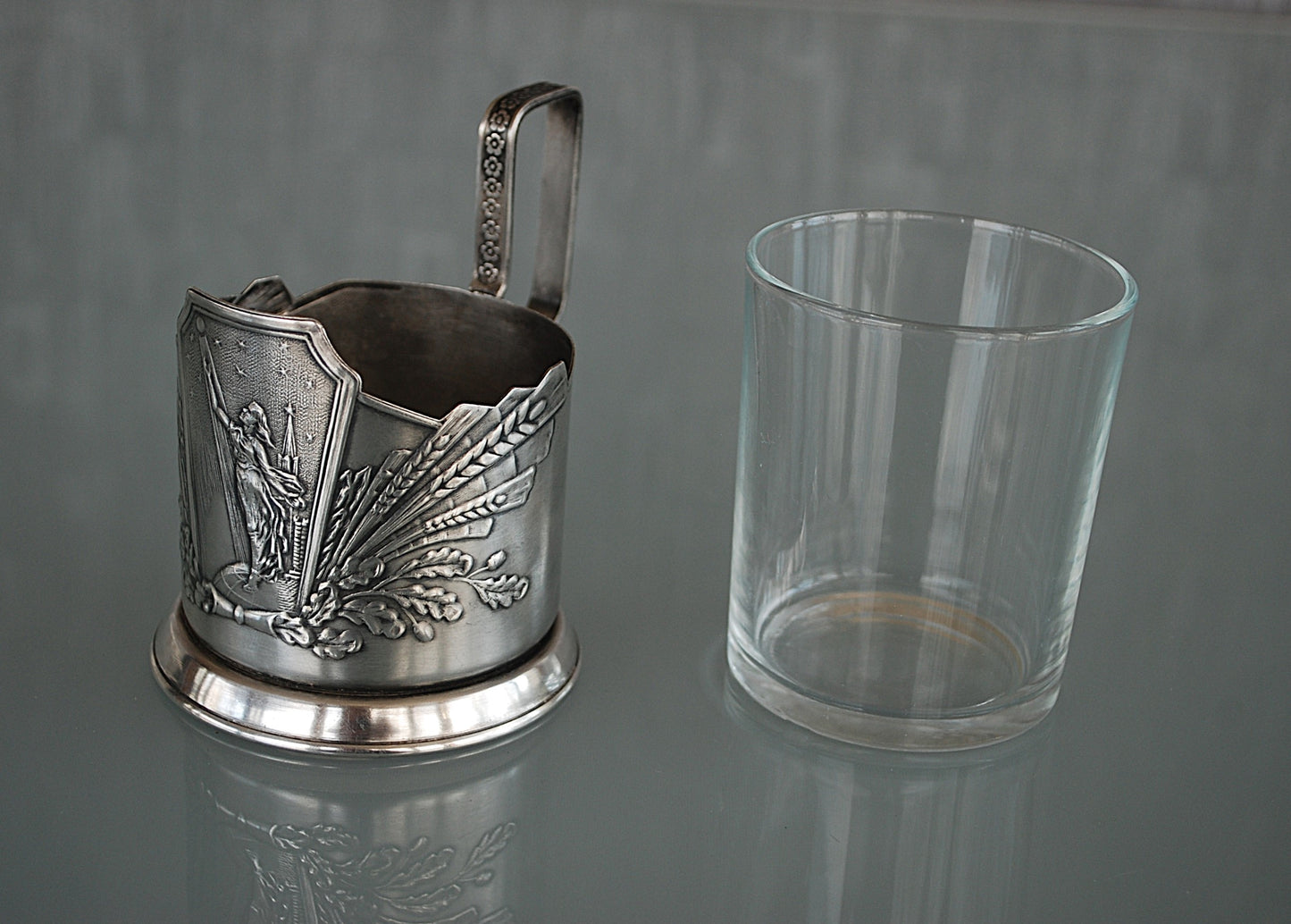 Sovjet theeglas houder met glas. Vrouw met Spoetnik in haar hand, reikt naar de sterren