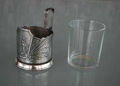 Sovjet theeglas houder met glas. Vrouw met Spoetnik in haar hand, reikt naar de sterren