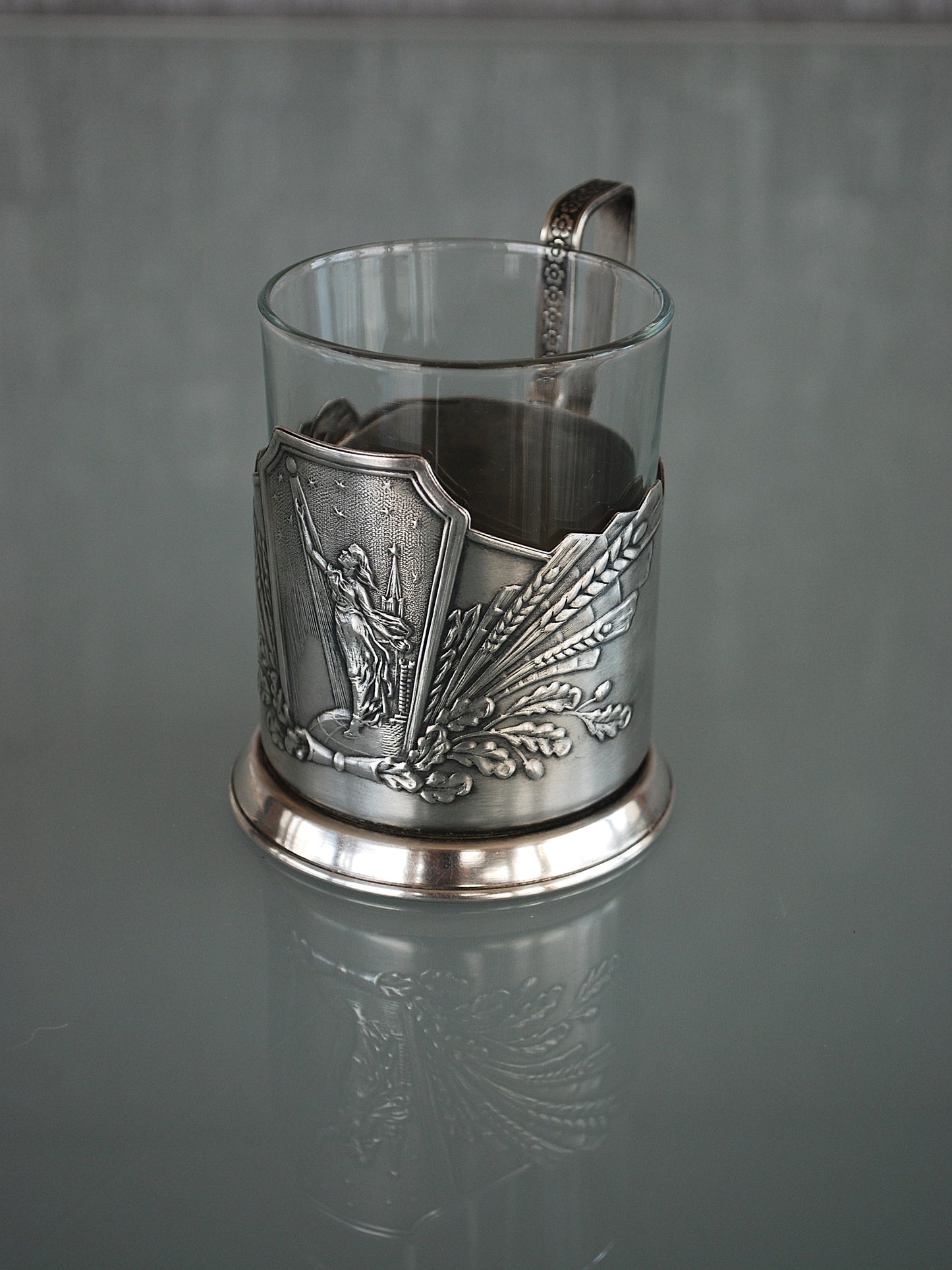 Sovjet theeglas houder met glas. Vrouw met Spoetnik in haar hand, reikt naar de sterren