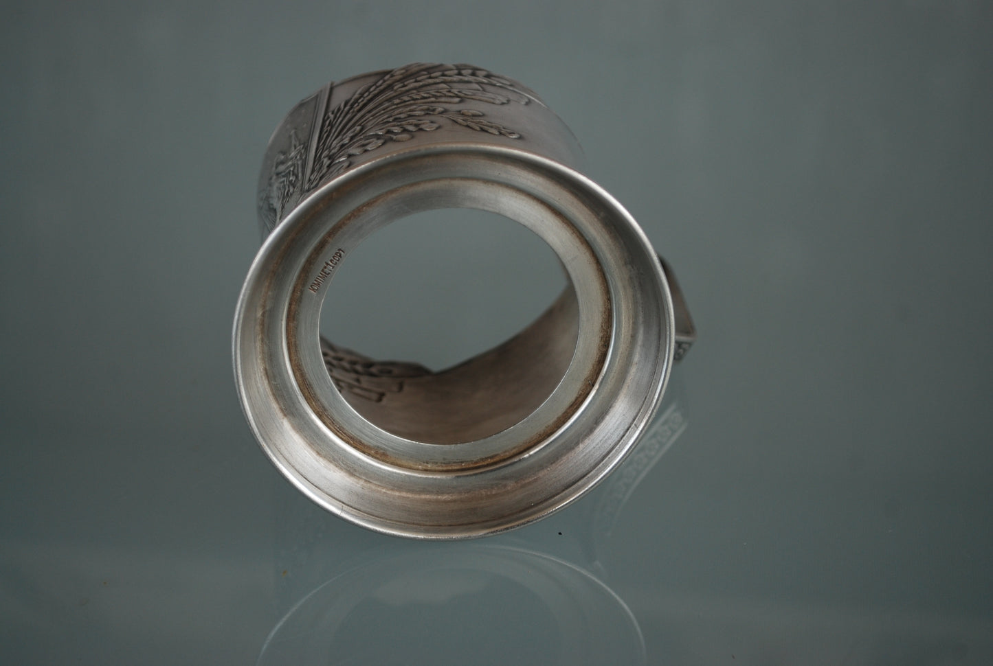 Sovjet theeglas houder met glas. Vrouw met Spoetnik in haar hand, reikt naar de sterren