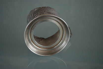 Sovjet theeglas houder met glas. Vrouw met Spoetnik in haar hand, reikt naar de sterren