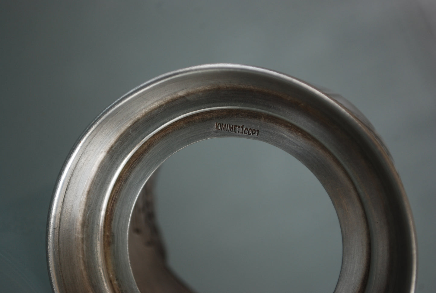 Sovjet theeglas houder met glas. Vrouw met Spoetnik in haar hand, reikt naar de sterren